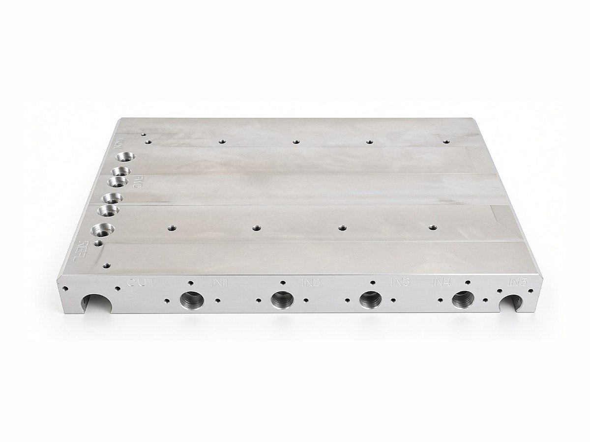 Manifold base plate, underside: aluminium with a ported edge and engraved inlet and outlet markings